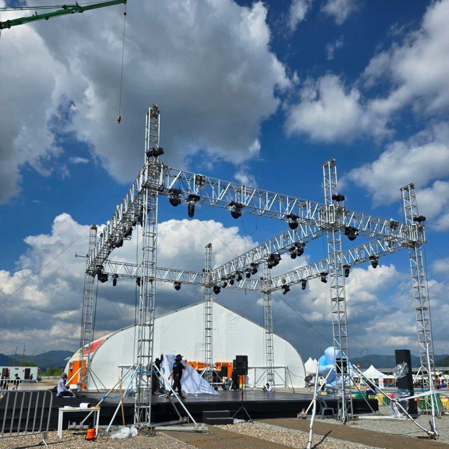 aluminum roof truss system with stage for concert