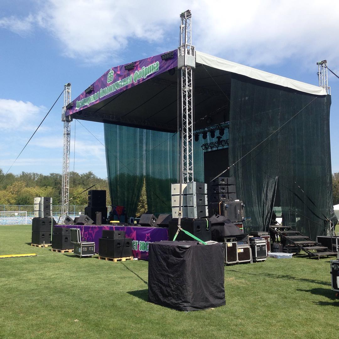 spigot concert stage with roof truss system