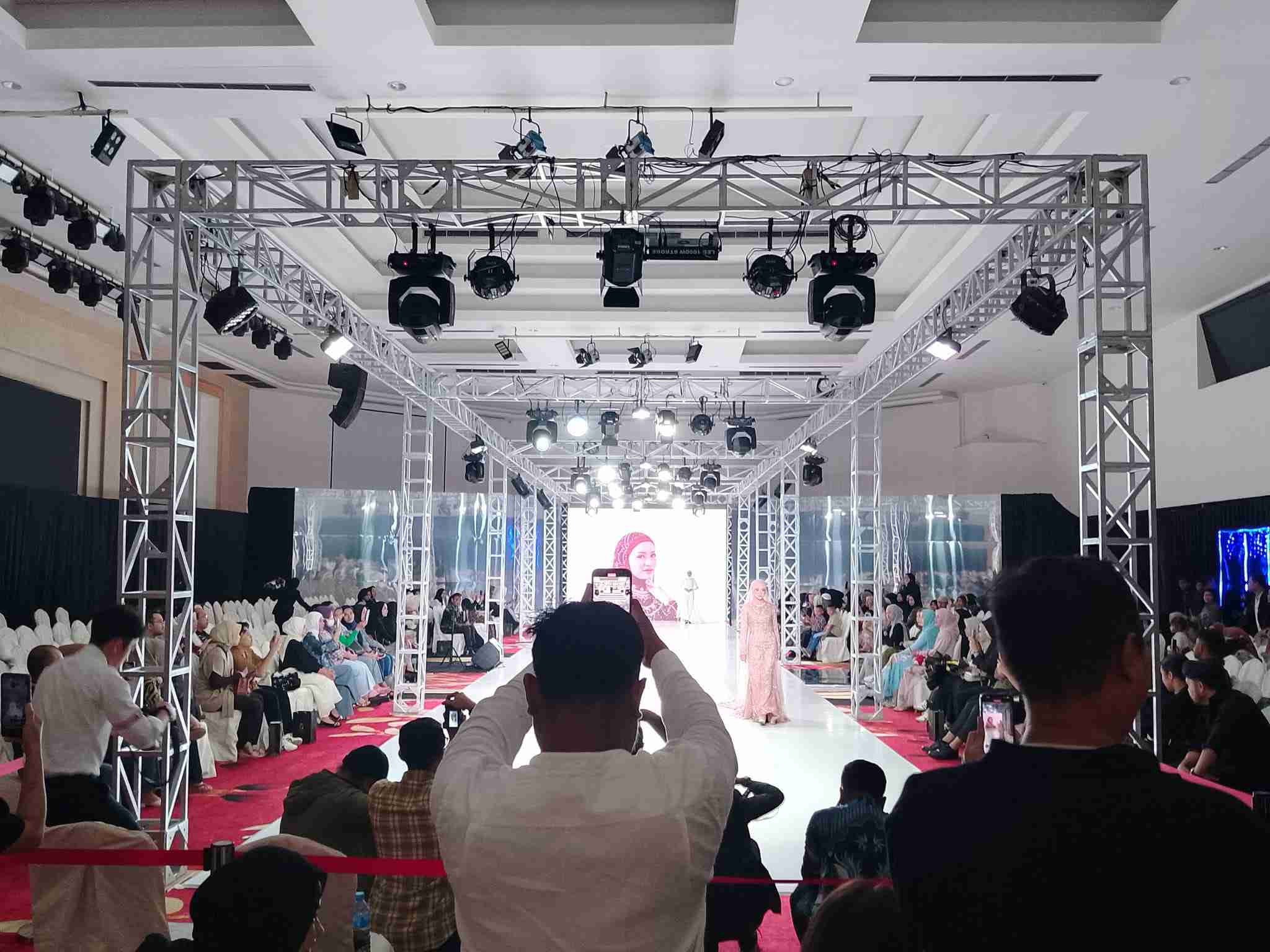 fashion show truss